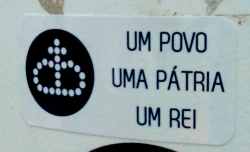 copy-of-outubro-de-2015-distribuicao-de-autocolantes-pela-faculdade-este-numa-coluna-ao-pe-do-bar