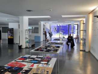 Pin by Paula Sofia Soares Moniz on Projectos de casas in 2023  Sports jersey  display, Jersey display, Tshirt display ideas retail